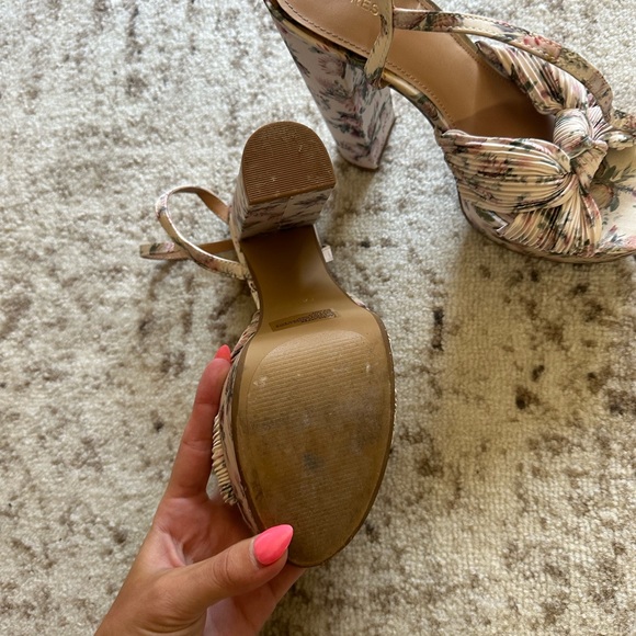 Express Heels - Picture 2 of 3